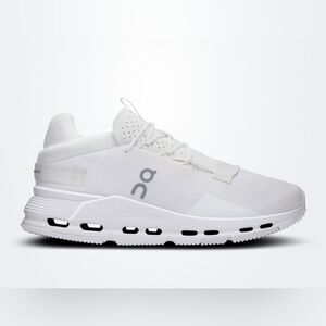 Size 10 ON. CLOUDNOVA. 2 TRAINING MEN'S. White Athletic Sneakers